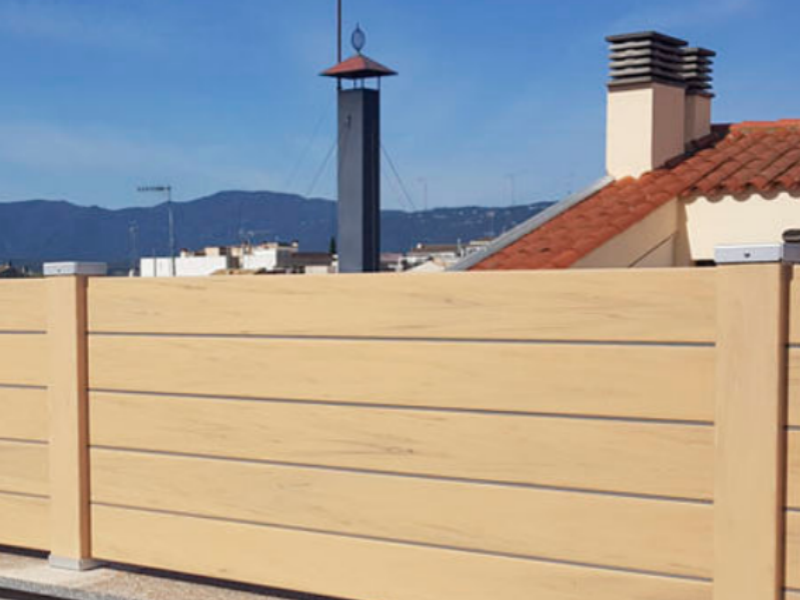 Construction Fence Material Comparison: PVC Hollow Board Vs. Metal Fence